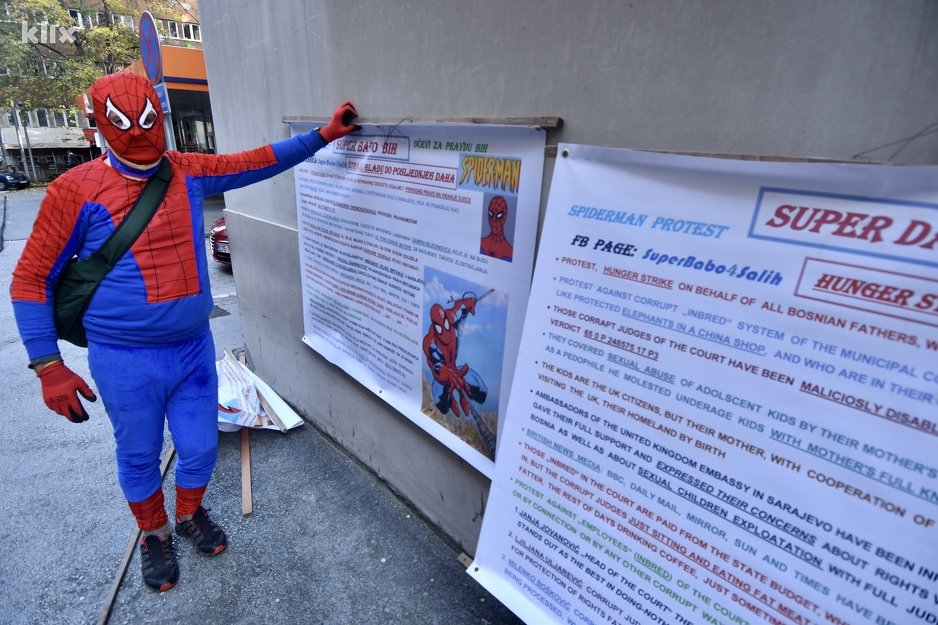 Ogorčeni otac maskiran kao Spiderman protestuje u Sarajevu jer mu je zabranjeno da viđa dijete