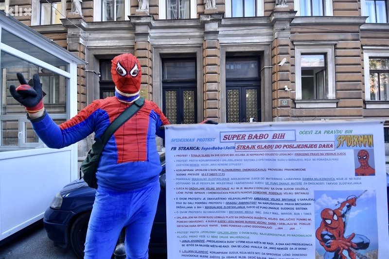 Ogorčeni otac maskiran kao Spiderman protestuje u Sarajevu jer mu je zabranjeno da viđa dijete