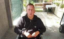 Pomozi.ba – Akcija za Almira iz Gračanice da se ponovo kreće bez kolica