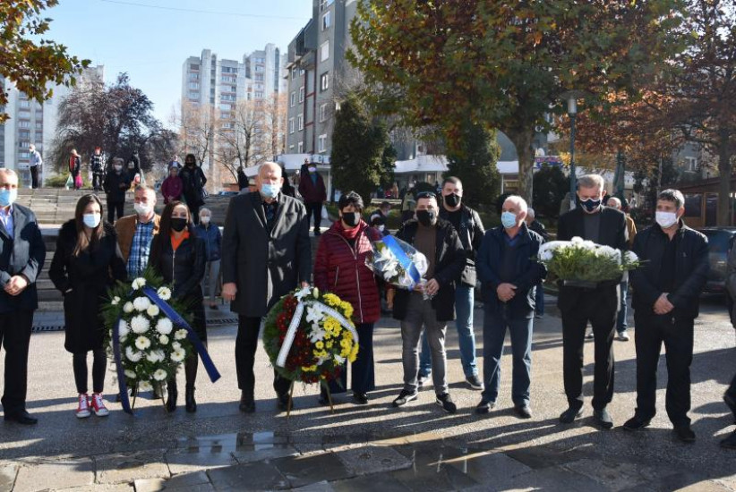 Sjećanje na ubijenu učiteljicu Fatimu Gunić i njene učenike Adisa Mujala, Vedada Mujkanovića i Feđu Salkića