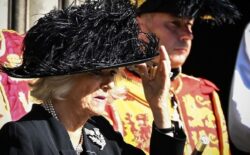 Camilla modnim dodatkom s posebnim značenjem odala počast kraljici na ispraćaju