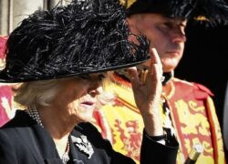 Camilla modnim dodatkom s posebnim značenjem odala počast kraljici na ispraćaju