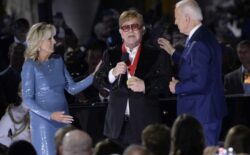 Rocketman u Bijeloj kući: Biden ugostio Eltona Johna, rasplakao se zatim ga iznenadio medaljom